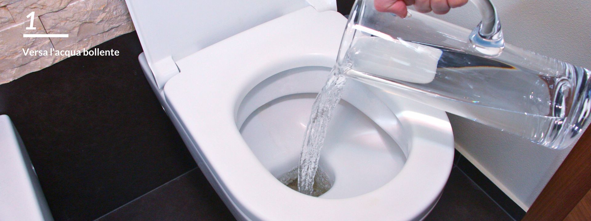 Versa 1 o 2 litri di acqua bollente nello scarico del WC